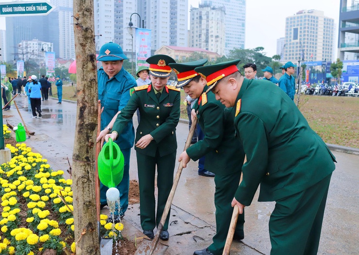 CẦU GIẤY: PHÁT ĐỘNG TẾT TRỒNG CÂY, CHUNG TAY KIẾN TẠO ĐÔ THỊ XANH BỀN VỮNG- Ảnh 12.