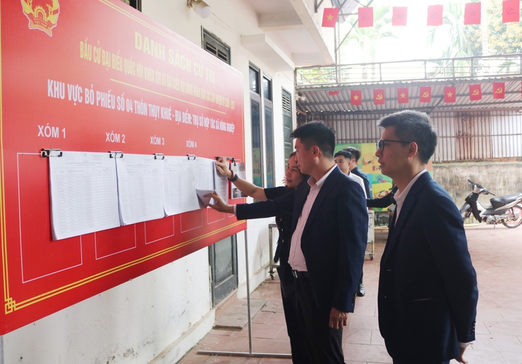 Đồng chí Nguyễn Hữu Sơn – Phó Chủ tịch UBND xã Quốc Oai kiểm tra cơ sở vật chất chuẩn bị cho công tác bầu cử Đại biểu Quốc hội và HĐND các cấp nhiệm kỳ 2026- Ảnh 7.