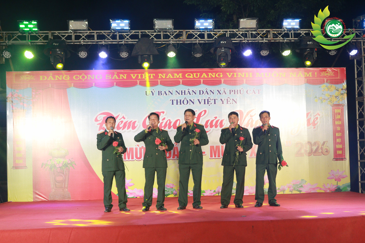 ĐẶC SẮC ĐÊM GIAO LƯU VĂN NGHỆ "MỪNG ĐẢNG – MỪNG XUÂN, MỪNG LỄ HỘI TRUYỀN THỐNG THÔN VIỆT YÊN, XÃ PHÚ CÁT NĂM 2026"- Ảnh 4.