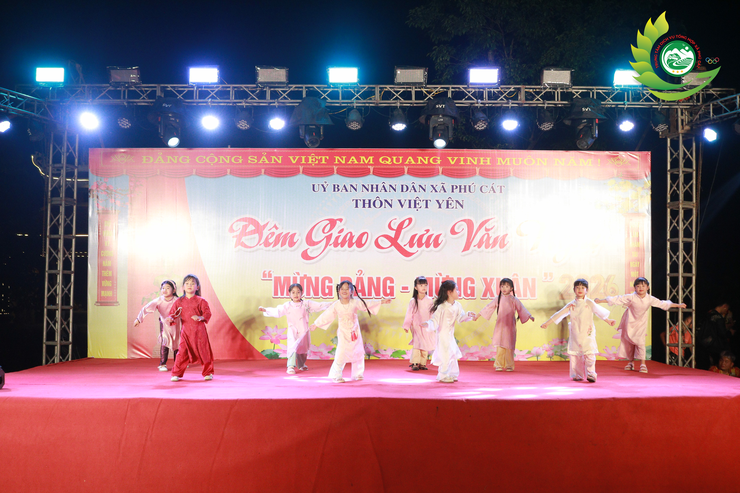 ĐẶC SẮC ĐÊM GIAO LƯU VĂN NGHỆ "MỪNG ĐẢNG – MỪNG XUÂN, MỪNG LỄ HỘI TRUYỀN THỐNG THÔN VIỆT YÊN, XÃ PHÚ CÁT NĂM 2026"- Ảnh 5.
