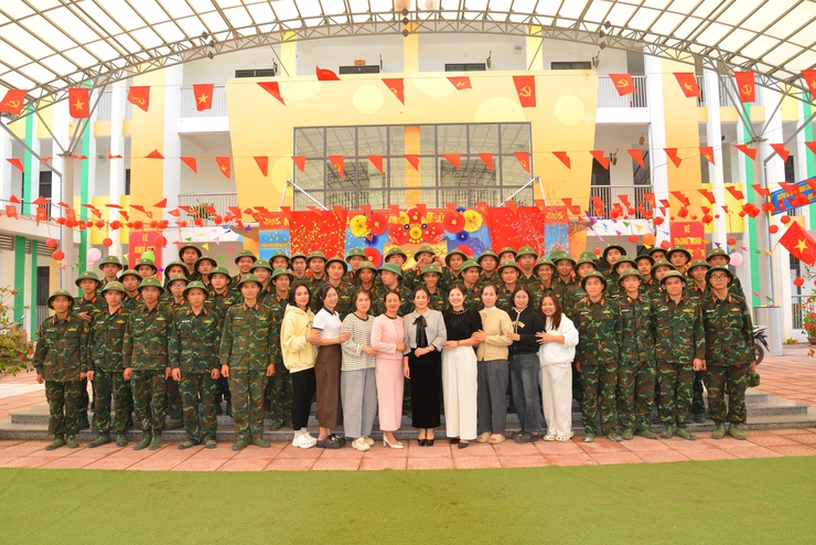 Nhân dân xã Minh Châu lưu luyến tiễn cán bộ, chiến sĩ Bộ Tư lệnh Thủ đô Hà Nội.- Ảnh 1.