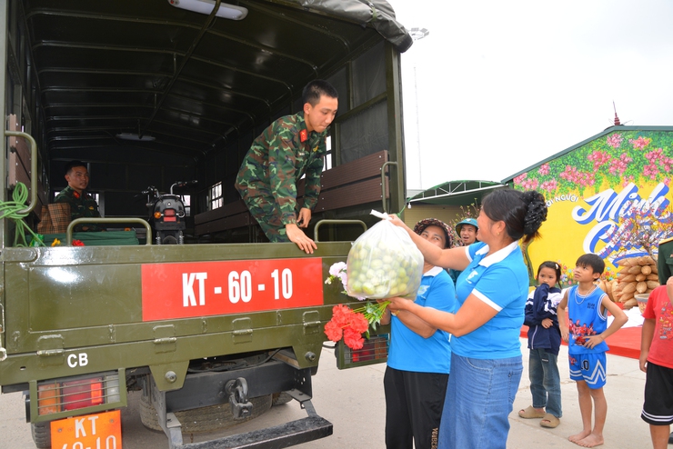 Nhân dân xã Minh Châu lưu luyến tiễn cán bộ, chiến sĩ Bộ Tư lệnh Thủ đô Hà Nội.- Ảnh 2.