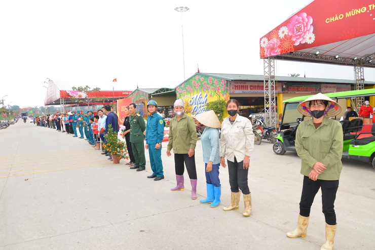 Nhân dân xã Minh Châu lưu luyến tiễn cán bộ, chiến sĩ Bộ Tư lệnh Thủ đô Hà Nội.- Ảnh 3.