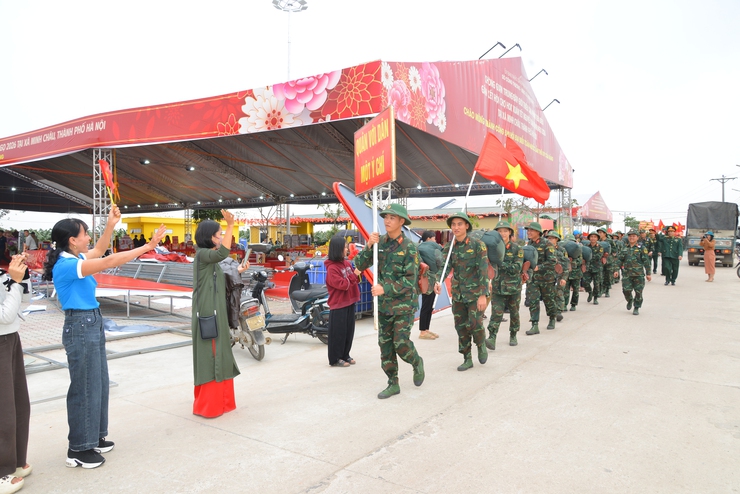 Nhân dân xã Minh Châu lưu luyến tiễn cán bộ, chiến sĩ Bộ Tư lệnh Thủ đô Hà Nội.- Ảnh 5.