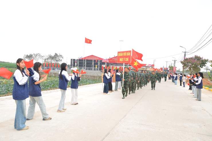 Nhân dân xã Minh Châu lưu luyến tiễn cán bộ, chiến sĩ Bộ Tư lệnh Thủ đô Hà Nội.- Ảnh 6.