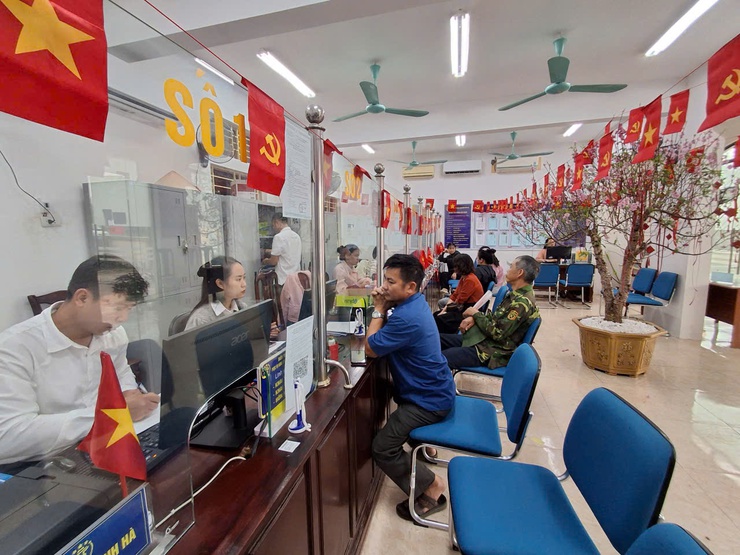 Điểm phục vụ Hành chính công xã Phúc Lộc: Sẵn sàng phục vụ Nhân dân ngay từ những ngày đầu năm mới- Ảnh 2.