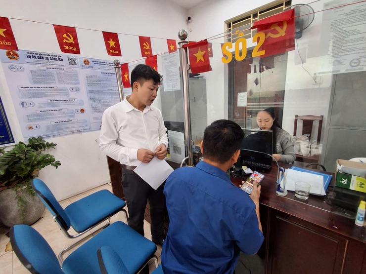 Điểm phục vụ Hành chính công xã Phúc Lộc: Sẵn sàng phục vụ Nhân dân ngay từ những ngày đầu năm mới- Ảnh 1.