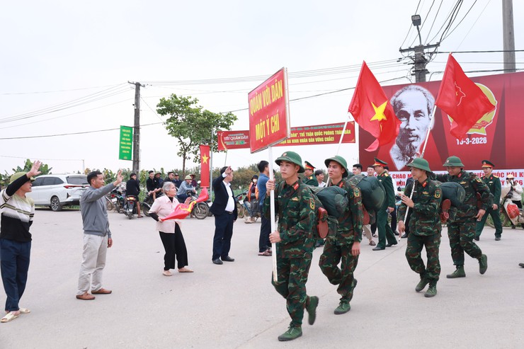 Nhân dân xã Minh Châu lưu luyến tiễn cán bộ, chiến sĩ Bộ Tư lệnh Thủ đô Hà Nội.- Ảnh 7.