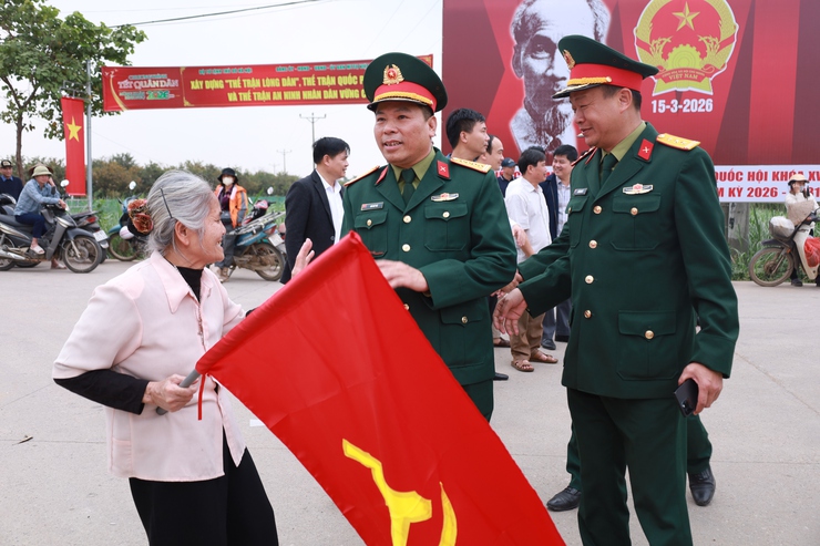 Nhân dân xã Minh Châu lưu luyến tiễn cán bộ, chiến sĩ Bộ Tư lệnh Thủ đô Hà Nội.- Ảnh 8.