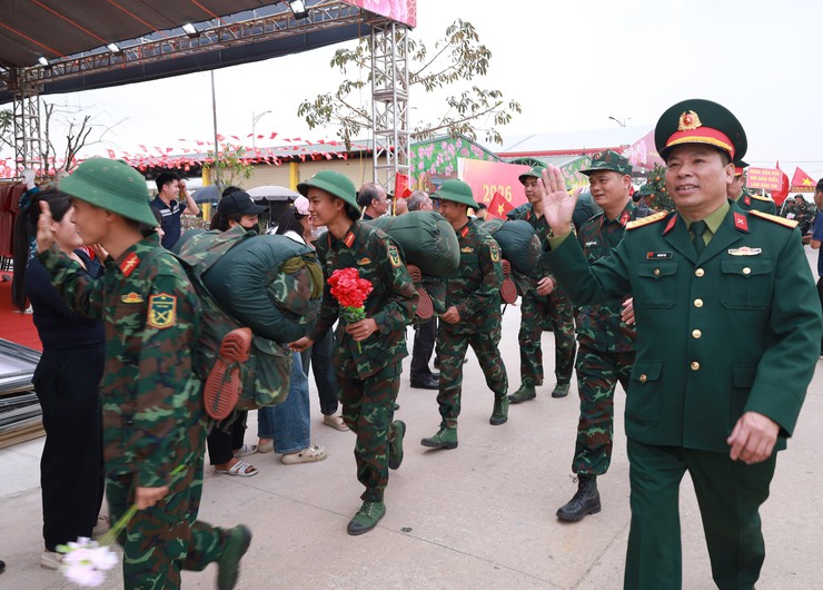 Nhân dân xã Minh Châu lưu luyến tiễn cán bộ, chiến sĩ Bộ Tư lệnh Thủ đô Hà Nội.- Ảnh 9.