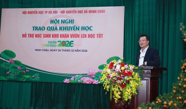 Xã Minh Châu trao quà Khuyến học cho học sinh vượt khó, tiếp sức đến trường trước thềm năm mới- Ảnh 2.