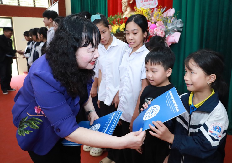 Xã Minh Châu trao quà Khuyến học cho học sinh vượt khó, tiếp sức đến trường trước thềm năm mới- Ảnh 3.