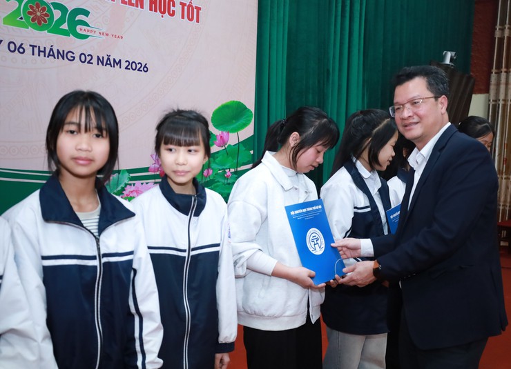 Xã Minh Châu trao quà Khuyến học cho học sinh vượt khó, tiếp sức đến trường trước thềm năm mới- Ảnh 4.