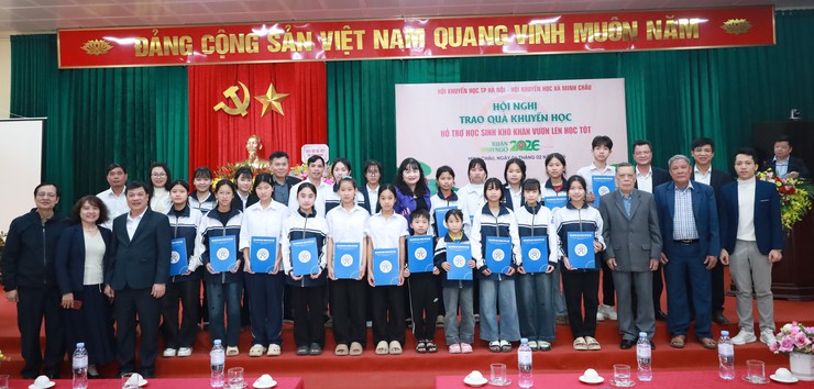 Xã Minh Châu trao quà Khuyến học cho học sinh vượt khó, tiếp sức đến trường trước thềm năm mới- Ảnh 5.