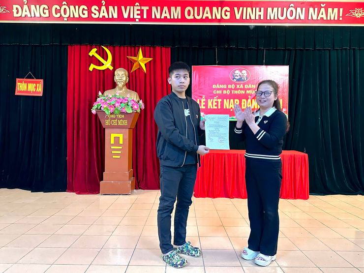 CHI BỘ THÔN MỤC XÁ TỔ CHỨC LỄ KẾT NẠP ĐẢNG VIÊN CHO QUẦN CHÚNG TRƯỚC KHI LÊN ĐƯỜNG THỰC HIỆN NGHĨA VỤ CÔNG AN NHÂN DÂN- Ảnh 2.