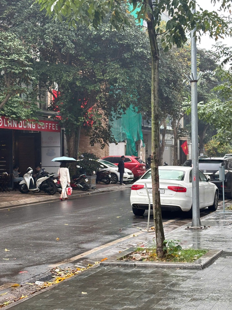 Ngày 24/2/2026, Hà Nội ngày có mưa nhỏ, mưa phùn, trời nồm; đêm có mưa, mưa rào. Sáng sớm và đêm trời rét.- Ảnh 1.