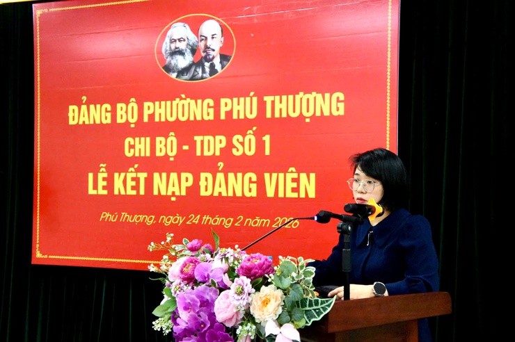 Phường Phú Thượng tổ chức lễ kết nạp Đảng viên mới cho đồng chí Trần Duy Anh trước ngày lên đường nhập ngũ- Ảnh 5.