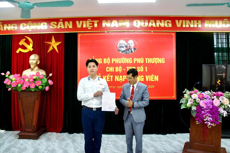Phường Phú Thượng tổ chức lễ kết nạp Đảng viên mới cho đồng chí Trần Duy Anh trước ngày lên đường nhập ngũ- Ảnh 2.