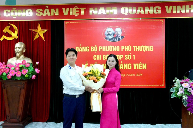 Phường Phú Thượng tổ chức lễ kết nạp Đảng viên mới cho đồng chí Trần Duy Anh trước ngày lên đường nhập ngũ- Ảnh 8.