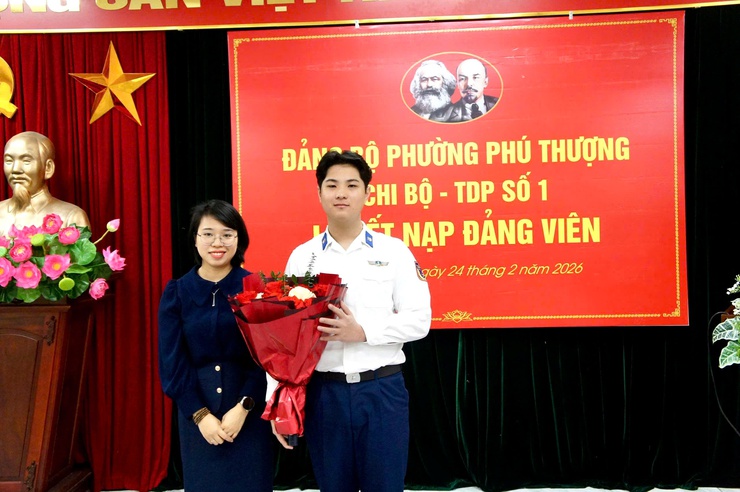 Phường Phú Thượng tổ chức lễ kết nạp Đảng viên mới cho đồng chí Trần Duy Anh trước ngày lên đường nhập ngũ- Ảnh 6.