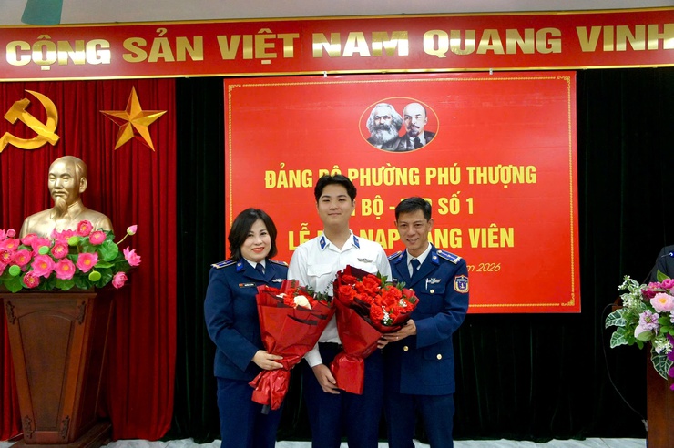 Phường Phú Thượng tổ chức lễ kết nạp Đảng viên mới cho đồng chí Trần Duy Anh trước ngày lên đường nhập ngũ- Ảnh 3.