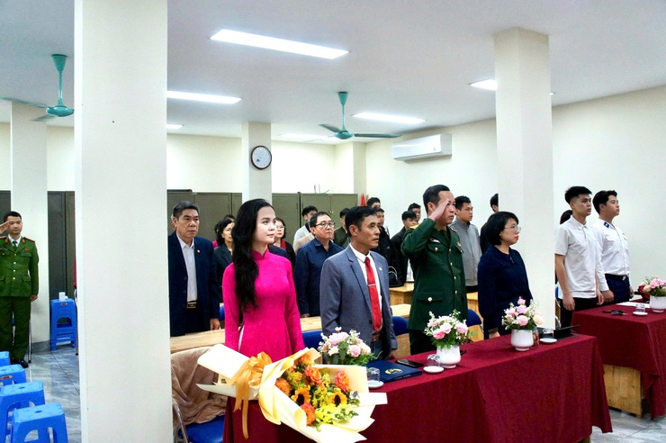 Phường Phú Thượng tổ chức lễ kết nạp Đảng viên mới cho đồng chí Trần Duy Anh trước ngày lên đường nhập ngũ- Ảnh 1.