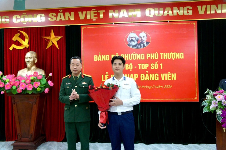 Phường Phú Thượng tổ chức lễ kết nạp Đảng viên mới cho đồng chí Trần Duy Anh trước ngày lên đường nhập ngũ- Ảnh 7.