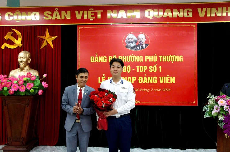 Phường Phú Thượng tổ chức lễ kết nạp Đảng viên mới cho đồng chí Trần Duy Anh trước ngày lên đường nhập ngũ- Ảnh 9.