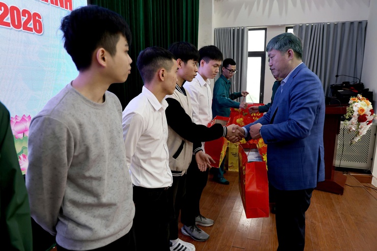 PHƯỜNG HỒNG HÀ TỔ CHỨC HỘI NGHỊ GẶP MẶT, TẶNG QUÀ CÔNG DÂN NHẬP NGŨ, THỰC HIỆN NGHĨA VỤ THAM GIA CÔNG AN NHÂN DÂN VÀ QUÂN NHÂN HOÀN THÀNH NGHĨA VỤ QUÂN SỰ TRỞ VỀ ĐỊA PHƯƠNG NĂM 2026- Ảnh 4.