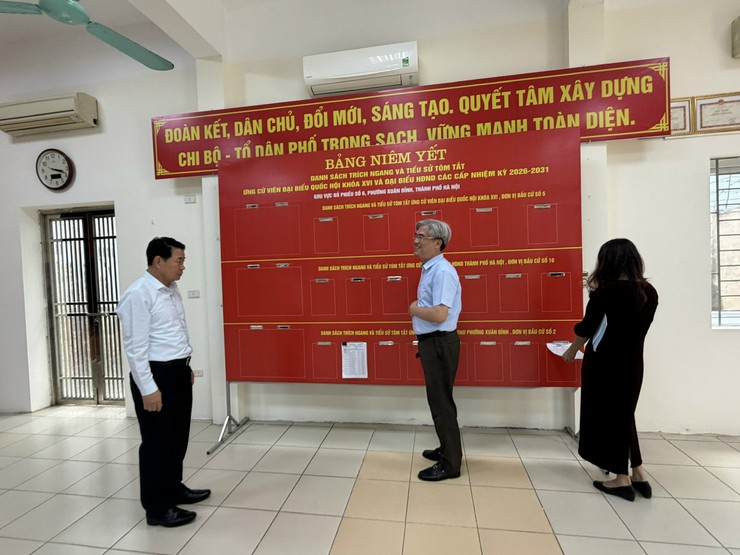 Đồng chí Bí thư Đảng ủy kiểm tra công tác chuẩn bị bầu cử tại phường Xuân Đỉnh- Ảnh 1.