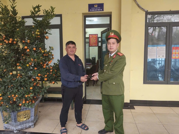 CÔNG AN XÃ VĨNH THANH TRAO TRẢ TÀI SẢN ĐÁNH RƠI – LAN TỎA NÉT ĐẸP TRUNG THỰC TRONG CỘNG ĐỒNG- Ảnh 1.
