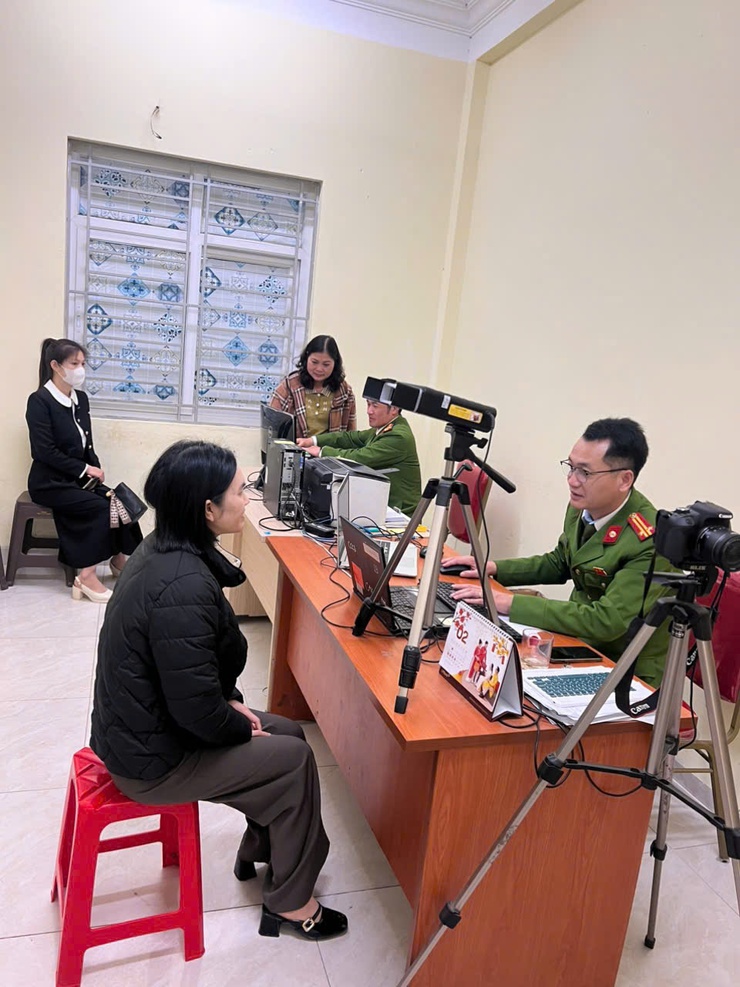 LAN TỎA TINH THẦN "3 NHẤT" – TỔ CẢNH SÁT KHU VỰC CÔNG AN XÃ DÂN HÒA TẬN TÌNH HỖ TRỢ CÔNG DÂN CAO TUỔI LÀM CĂN CƯỚC CÔNG DÂN- Ảnh 2.