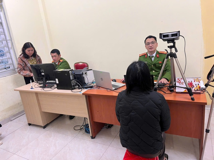 LAN TỎA TINH THẦN "3 NHẤT" – TỔ CẢNH SÁT KHU VỰC CÔNG AN XÃ DÂN HÒA TẬN TÌNH HỖ TRỢ CÔNG DÂN CAO TUỔI LÀM CĂN CƯỚC CÔNG DÂN- Ảnh 3.