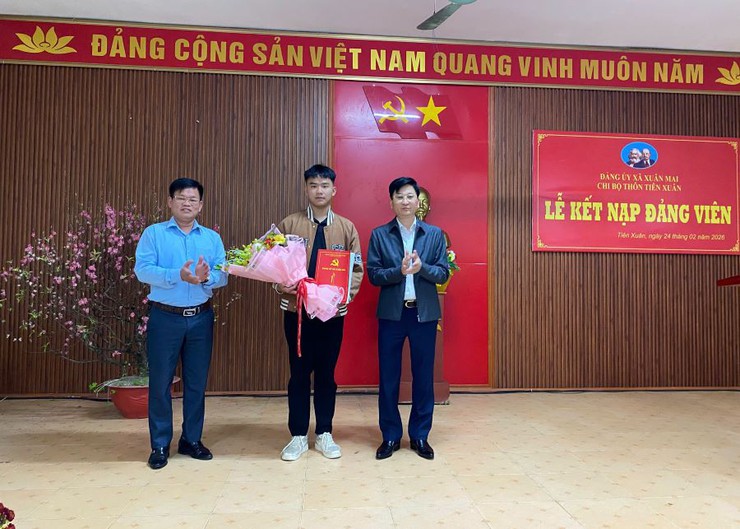 Chi bộ Tiên Xuân kết nạp đảng viên mới là thanh niên chuẩn bị lên đường nhập ngũ- Ảnh 4.