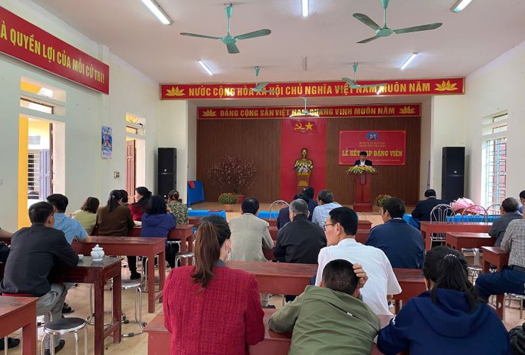 Chi bộ Tiên Xuân kết nạp đảng viên mới là thanh niên chuẩn bị lên đường nhập ngũ- Ảnh 2.