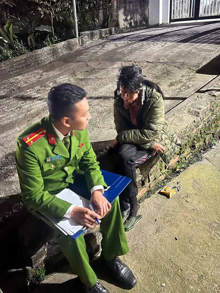 CÔNG AN XÃ BA VÌ KỊP THỜI HỖ TRỢ TÌM NGƯỜI THÂN CHO CÔNG DÂN ĐI LẠC TRONG NGÀY ĐẦU NĂM MỚI 2026- Ảnh 1.