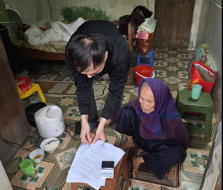 Đồng hành cùng người cao tuổi tiếp cận chính sách an sinh - Điểm hỗ trợ dịch vụ công số Ngọc Hồi- Ảnh 2.