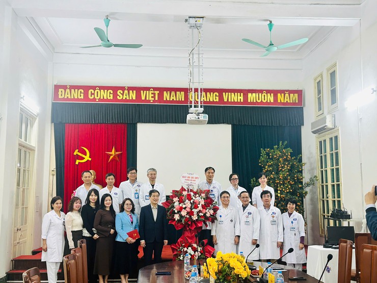 BÀI VIẾT THĂM VÀ TẶNG HOA CHÚC MỪNG CÁC ĐƠN VỊ Y TẾ- Ảnh 4.