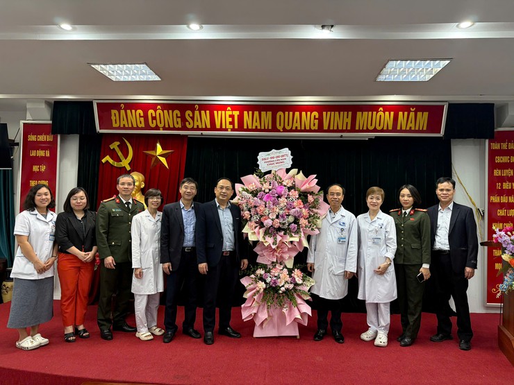 BÀI VIẾT THĂM VÀ TẶNG HOA CHÚC MỪNG CÁC ĐƠN VỊ Y TẾ- Ảnh 8.