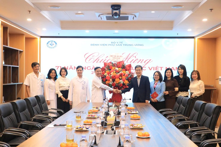 BÀI VIẾT THĂM VÀ TẶNG HOA CHÚC MỪNG CÁC ĐƠN VỊ Y TẾ- Ảnh 7.