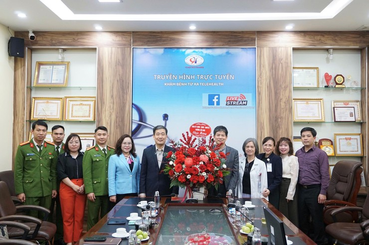 BÀI VIẾT THĂM VÀ TẶNG HOA CHÚC MỪNG CÁC ĐƠN VỊ Y TẾ- Ảnh 6.