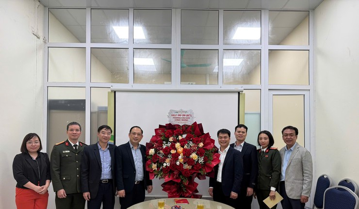 BÀI VIẾT THĂM VÀ TẶNG HOA CHÚC MỪNG CÁC ĐƠN VỊ Y TẾ- Ảnh 9.