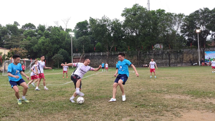 Sôi nổi các trận tứ kết Giải bóng đá mừng Xuân Bính Ngọ, mừng Lễ hội Đền Măng Sơn- Ảnh 1.