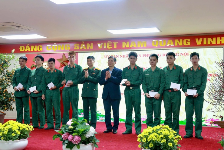 Phường Dương Nội gặp mặt, tặng quà quân nhân xuất ngũ và tân binh chuẩn bị lên đường nhập ngũ năm 2026- Ảnh 2.