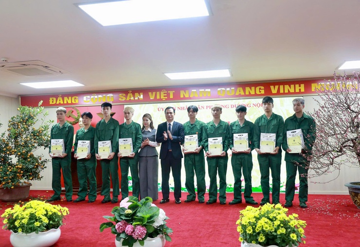 Phường Dương Nội gặp mặt, tặng quà quân nhân xuất ngũ và tân binh chuẩn bị lên đường nhập ngũ năm 2026- Ảnh 3.