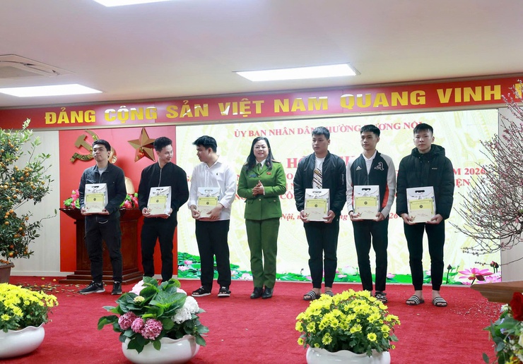 Phường Dương Nội gặp mặt, tặng quà quân nhân xuất ngũ và tân binh chuẩn bị lên đường nhập ngũ năm 2026- Ảnh 4.