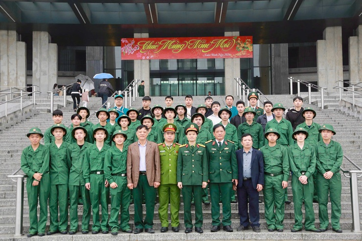 Phường Dương Nội gặp mặt, tặng quà quân nhân xuất ngũ và tân binh chuẩn bị lên đường nhập ngũ năm 2026- Ảnh 5.