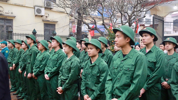 Phường Dương Nội gặp mặt, tặng quà quân nhân xuất ngũ và tân binh chuẩn bị lên đường nhập ngũ năm 2026- Ảnh 7.