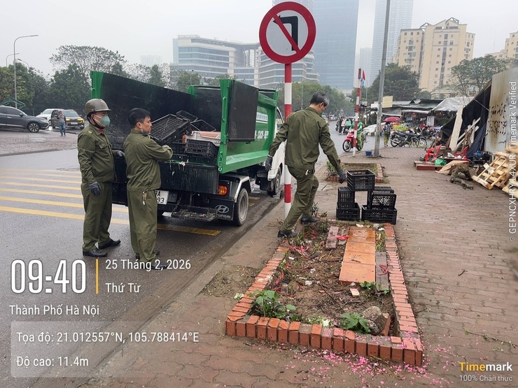 Phường Yên Hòa ra quân xử lý trật tự đô thị, vệ sinh môi trường, khắc phục các điểm nghẽn dân sinh trên địa bàn- Ảnh 5.