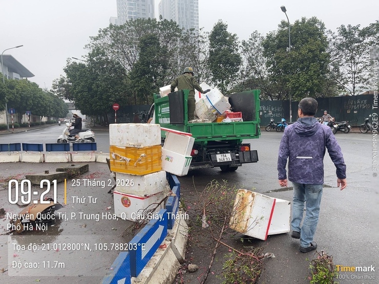 Phường Yên Hòa ra quân xử lý trật tự đô thị, vệ sinh môi trường, khắc phục các điểm nghẽn dân sinh trên địa bàn- Ảnh 4.